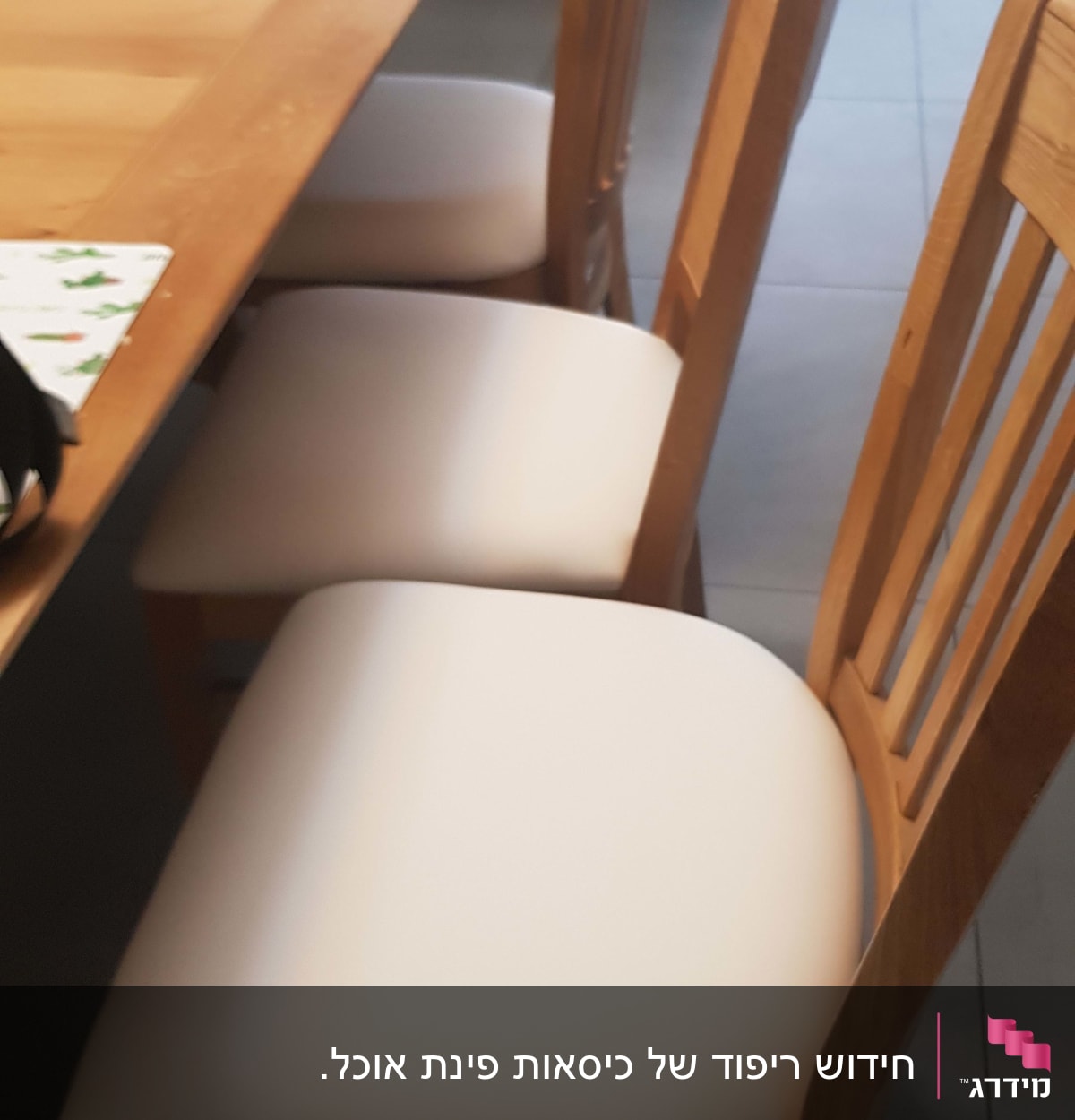 ריפוד לבן על כיסאות עץ ליד שולחן